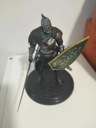 Figura Guerrero Con Armadura y Escudo