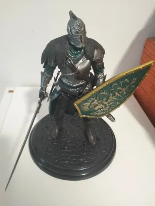 Figura Guerrero Con Armadura y Escudo