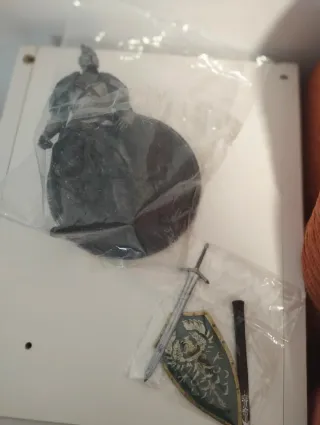 Figura Guerrero Con Armadura y Escudo