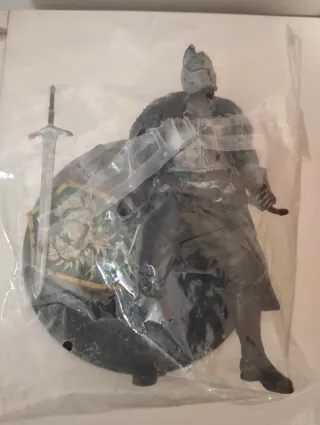 Figura Guerrero Con Armadura y Escudo