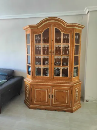 Vitrina de madera maciza con puertas de cristal