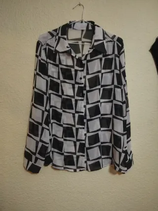 Abrigo blanco con capucha de pelo