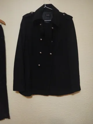 Abrigo blanco con capucha de pelo