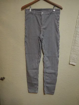 Abrigo blanco con capucha de pelo