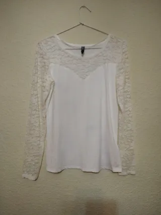 Abrigo blanco con capucha de pelo