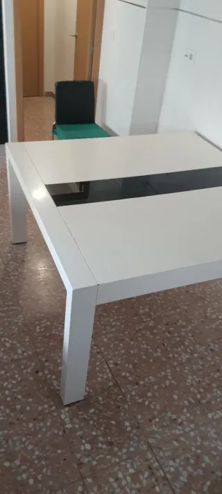 Mesa de comedor blanca y negra