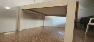 Mesa de comedor blanca y negra