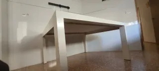 Mesa de comedor blanca y negra