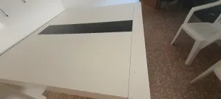 Mesa de comedor blanca y negra