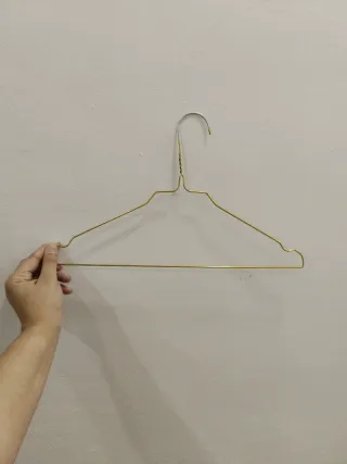 Perchas doradas metálicas