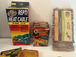 Terrario con accesorios para reptiles