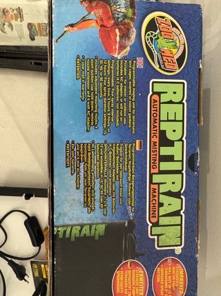 Terrario con accesorios para reptiles