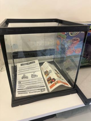 Terrario con accesorios para reptiles