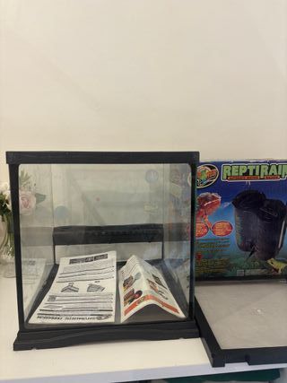 Terrario con accesorios para reptiles