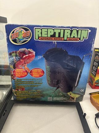 Terrario con accesorios para reptiles