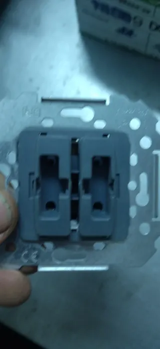 Interruptor de luz gris, marca Bjc