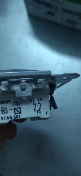 Interruptor de luz gris, marca Bjc