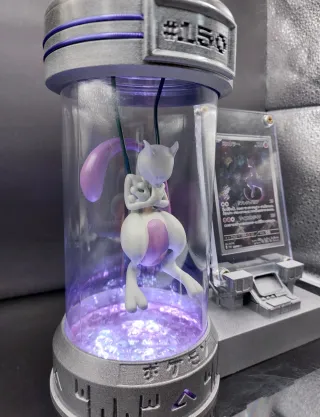 Action Figure Mewtwo Incapsulato con Display