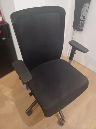 Silla de escritorio ergonómica negra