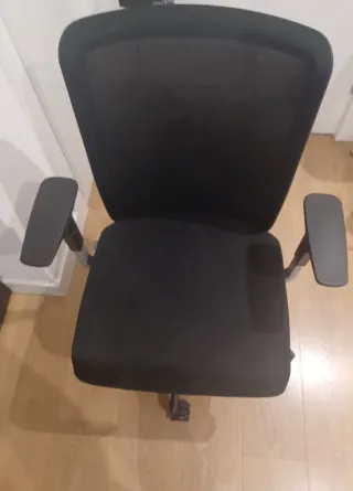 Silla de escritorio ergonómica negra