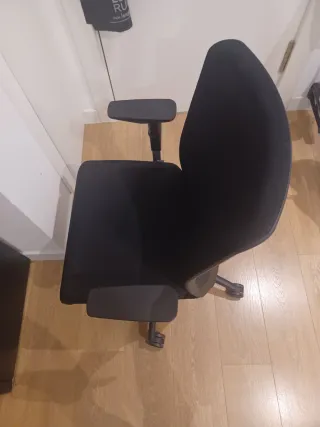Silla de escritorio ergonómica negra