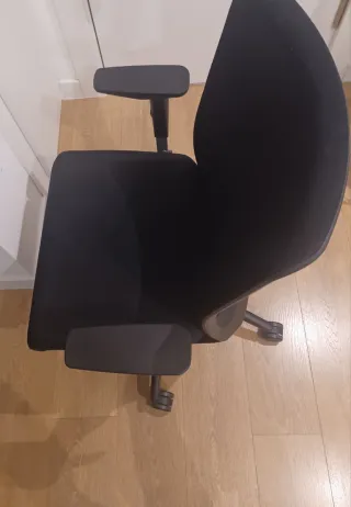 Silla de escritorio ergonómica negra