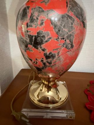 Lámpara de mesa dorada y roja