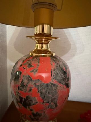 Lámpara de mesa dorada y roja
