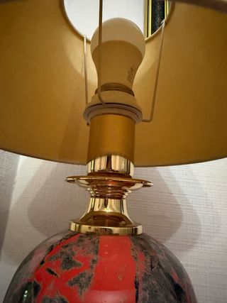 Lámpara de mesa dorada y roja