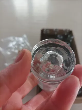 Piccole bottiglie di vetro con tappo