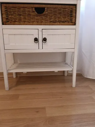 Mueble blanco con cesta de mimbre