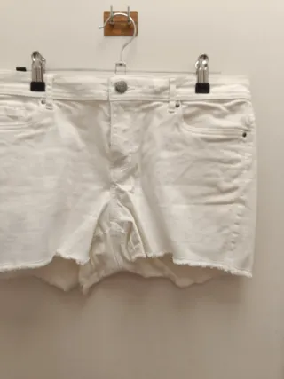 Pantalones cortos blancos con rotos