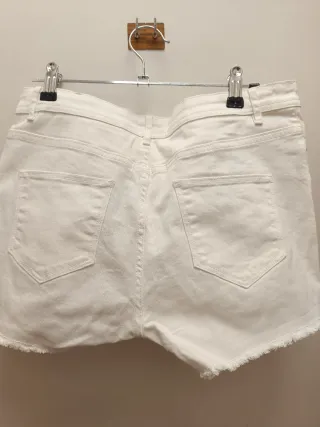 Pantalones cortos blancos con rotos