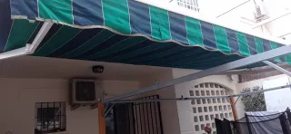 Toldo de tela azul y verde