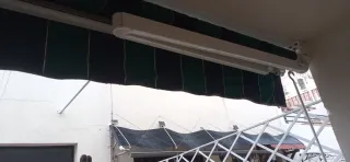 Toldo de tela azul y verde