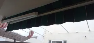 Toldo de tela azul y verde
