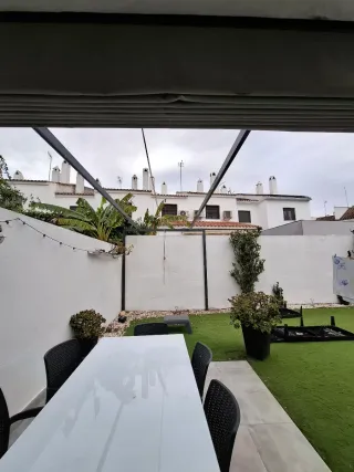 Pérgola de aluminio gris y toldo Gaviota.