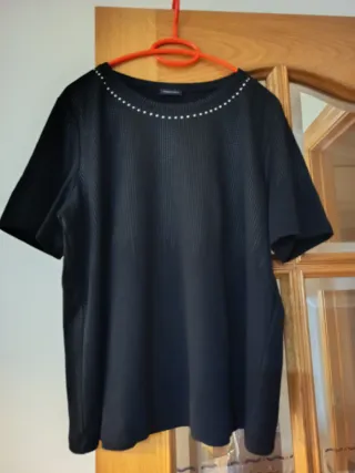 Camiseta Fiorella Rubino negra con tachuelas