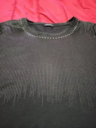 Camiseta Fiorella Rubino negra con tachuelas