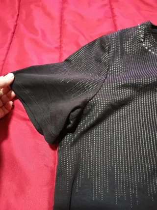 Camiseta Fiorella Rubino negra con tachuelas