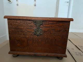 Baúl de madera tallado
