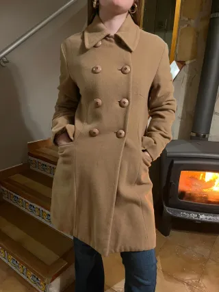 Abrigo beige doble botonadura