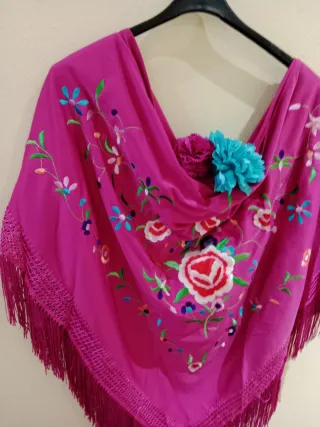 Mantoncillo bordado flores flecos