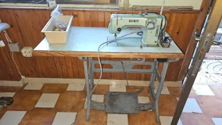 Máquina de coser Refrey antigua