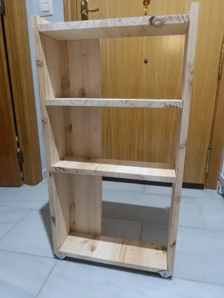 Estantería pequeña con ruedas.