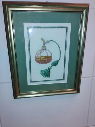 Cuadro Vintage Punto de Cruz Perfume