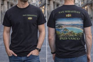 Camiseta negra con estampado multicolor