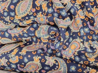 Tela de algodón con estampado paisley