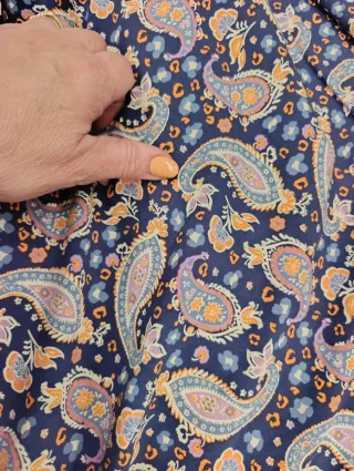 Tela de algodón con estampado paisley
