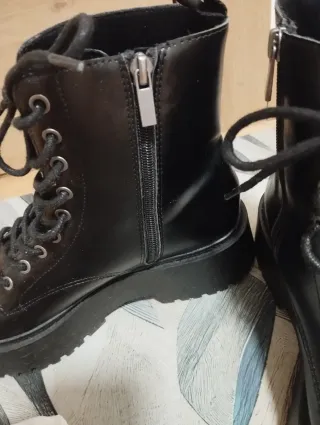 Botas negras con cordones